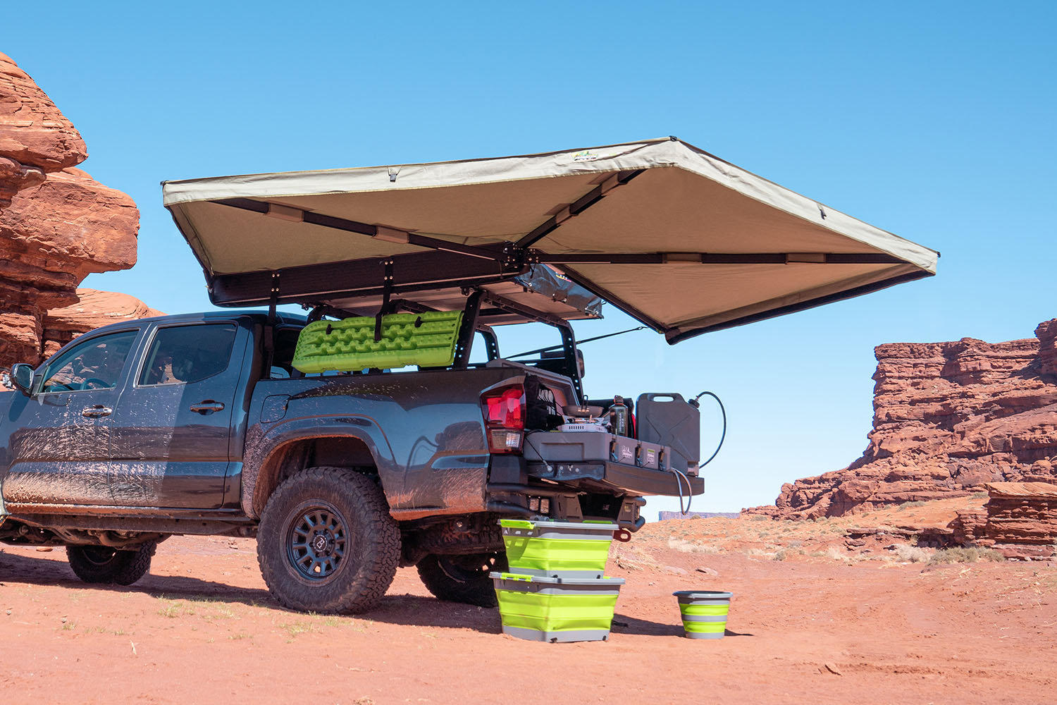 In a 4Runner, can the hatch be safely opened with the awning deployed?
